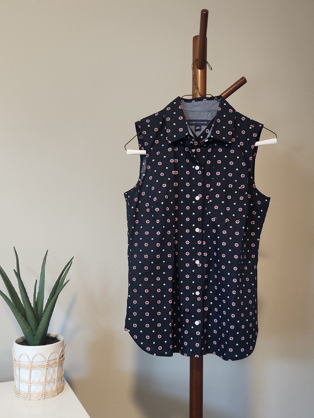 Tommy Hilfiger Navy and Red Floral Sleeveless Button-Down Blouse